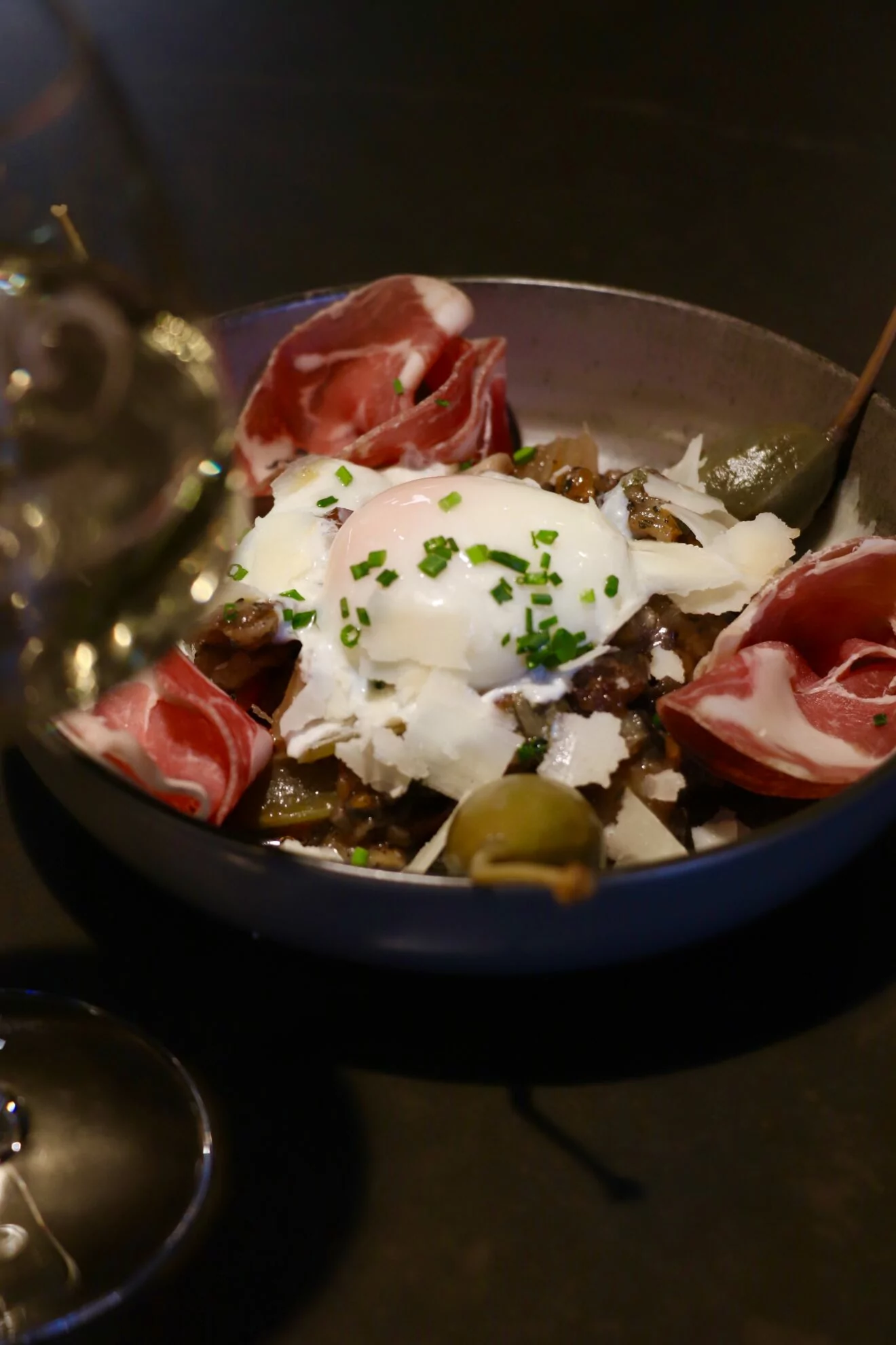 Une assiette servie à table