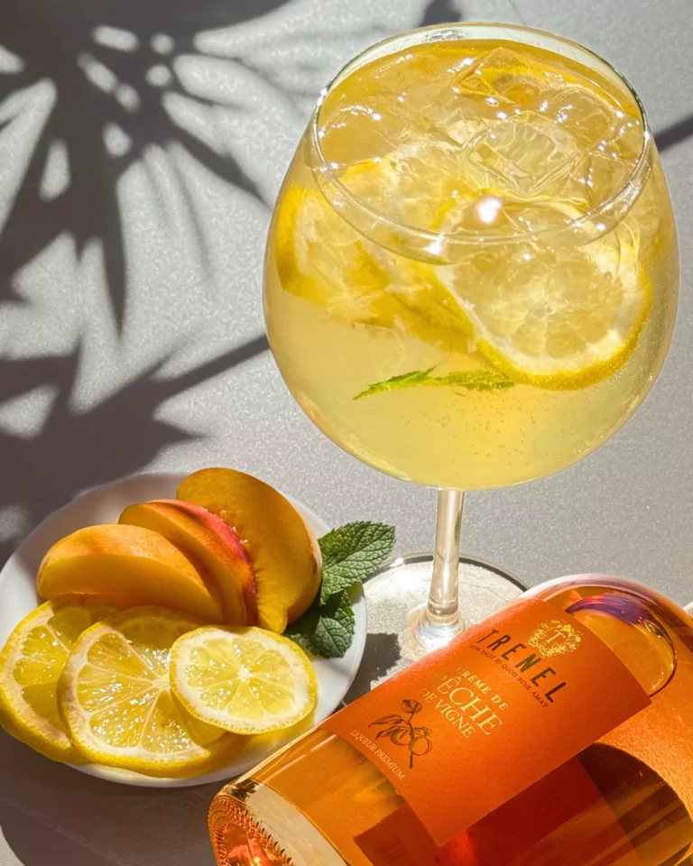 Un cocktail servi en terrasse