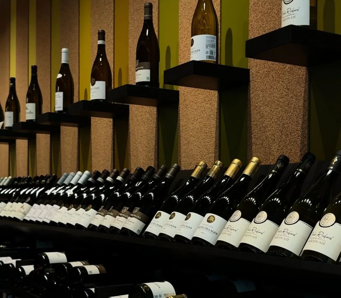Bouteilles de vins du Mâconnais sur les étagères du caveau