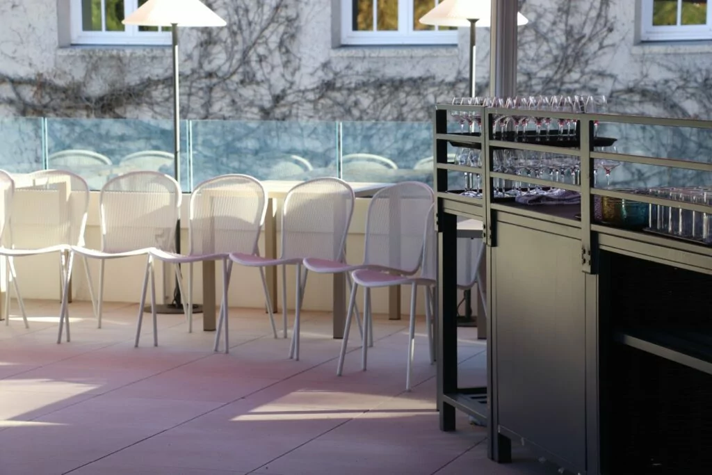 Terrasse de la Maison dressée pour un cocktail