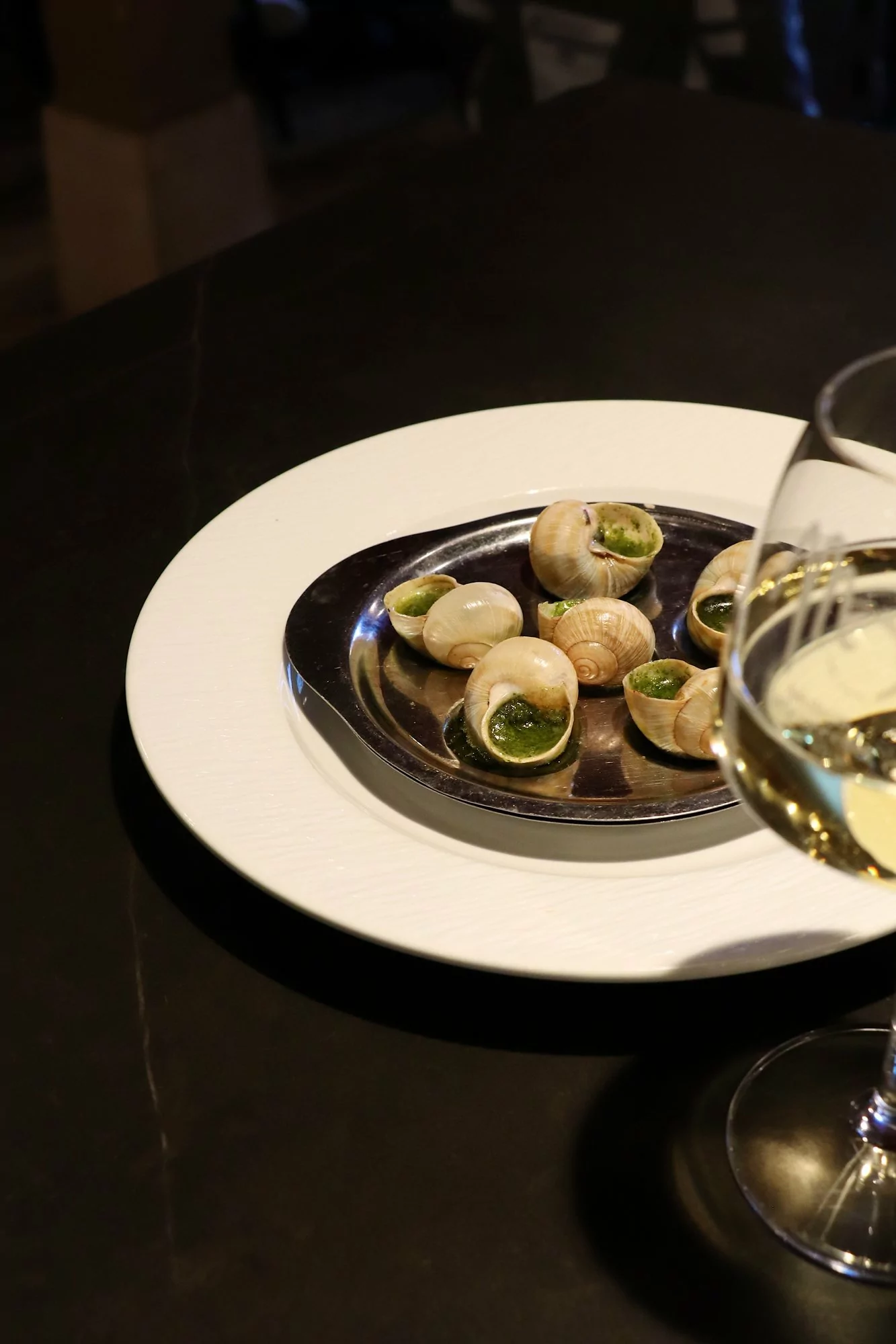 Escargots de Bourgogne au beurre persillé et verre de vin blanc, Maison Mâconnaise des Vins