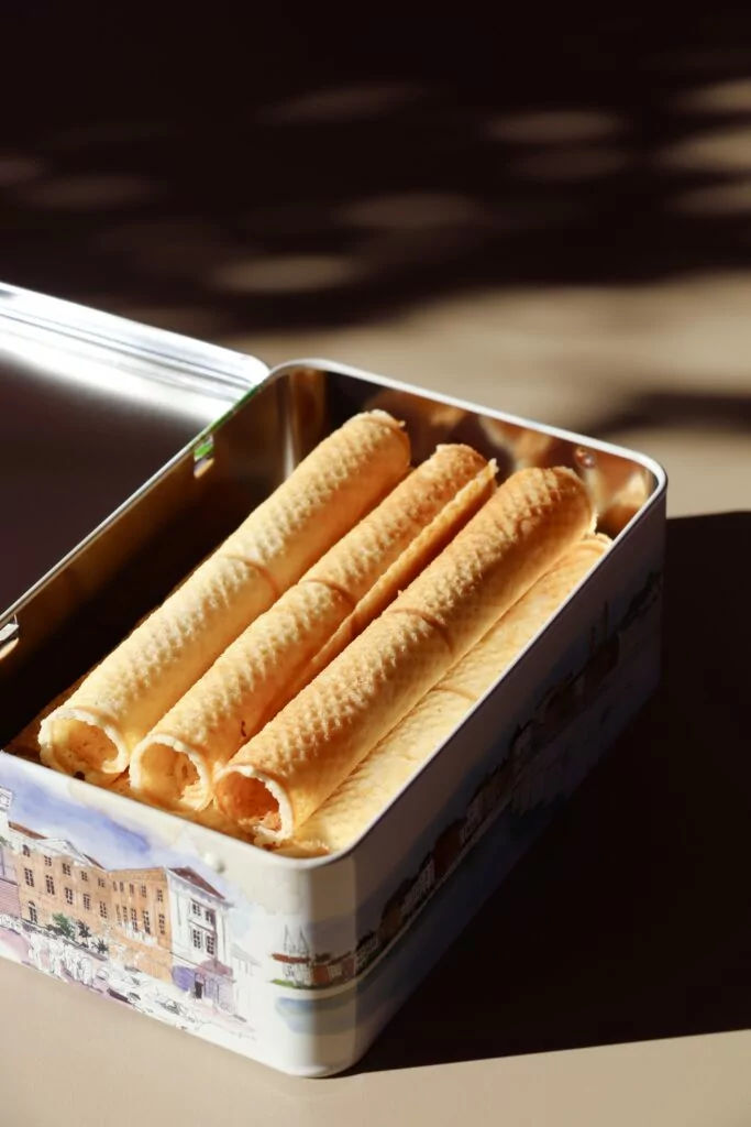 Gaufrettes mâconnaises roulées dans leur boîte illustrée, au soleil
